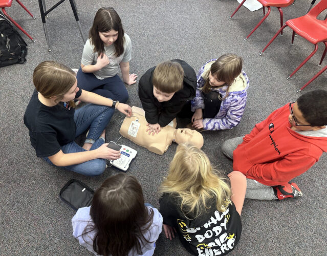 Robb Elementary students learn CPR, first aid News, Sports, Jobs